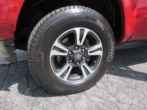 Used 2017 Toyota Tacoma TRD Sport w/ Tow Package (A/T) AWD/4WD image 26