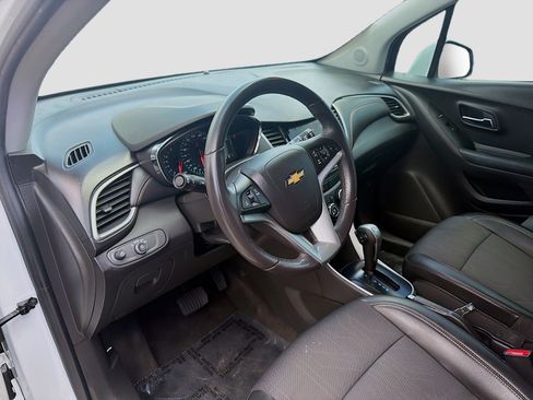 Used 2022 Chevrolet Trax LT w/ LT Convenience Package image 9