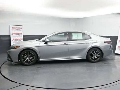 Used 2021 Toyota Camry SE image 5