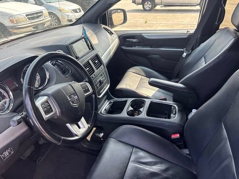 Used 2019 Dodge Grand Caravan GT FWD image 2