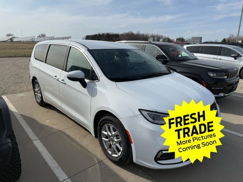 Used 2023 Chrysler Pacifica Touring-L image 6