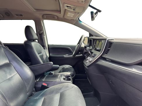 Used 2016 Toyota Sienna SE FWD image 17
