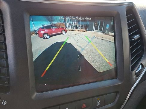 Used 2019 Jeep Cherokee Trailhawk image 19