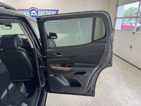 Used 2019 GMC Acadia Denali w/ Technology Package AWD/4WD image 34