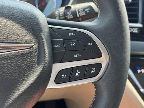 Used 2024 Chrysler Pacifica Touring-L FWD image 18