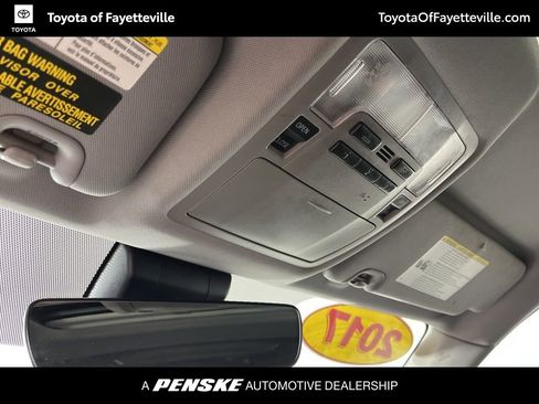 Used 2017 Toyota Highlander SE image 28