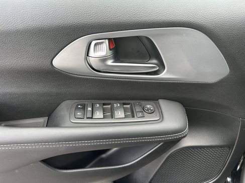 Used 2024 Chrysler Pacifica Touring FWD image 10