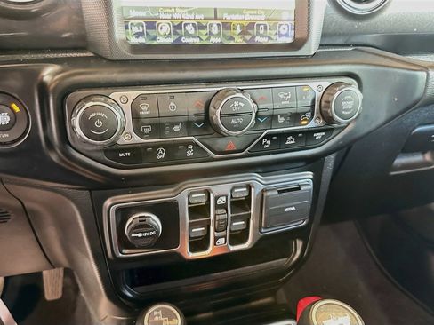 Used 2022 Jeep Wrangler Unlimited Sahara AWD/4WD image 17