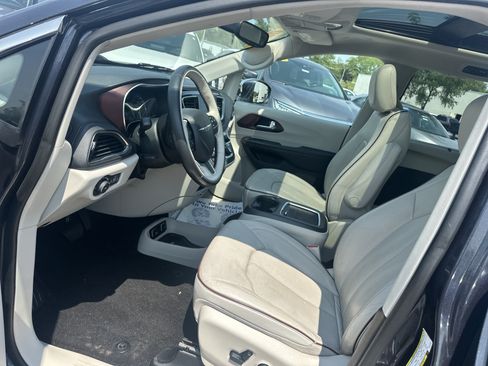 Used 2020 Chrysler Pacifica Limited FWD image 15