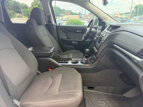 Used 2017 Chevrolet Traverse LT w/ Style and Technology Package FWD image 18