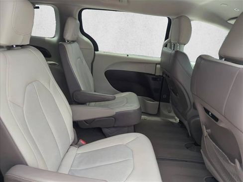 Used 2018 Chrysler Pacifica Touring-L w/ Advanced Safetytec Group FWD image 18