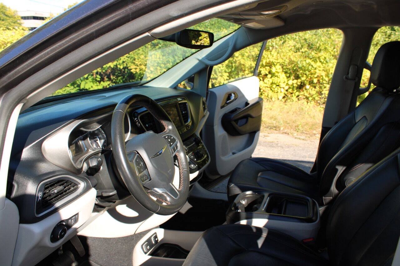 Used 2020 Chrysler Pacifica Touring-L FWD image 29