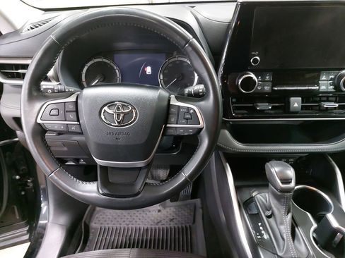 Used 2023 Toyota Highlander LE image 17