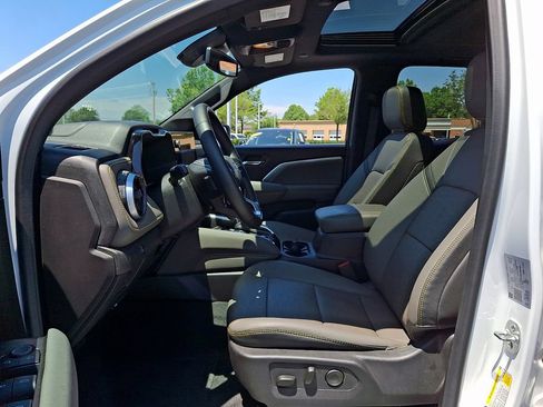 Used 2025 Chevrolet Colorado ZR2 w/ Technology Package AWD/4WD image 13