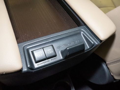 Used 2021 Toyota Sienna XLE image 8