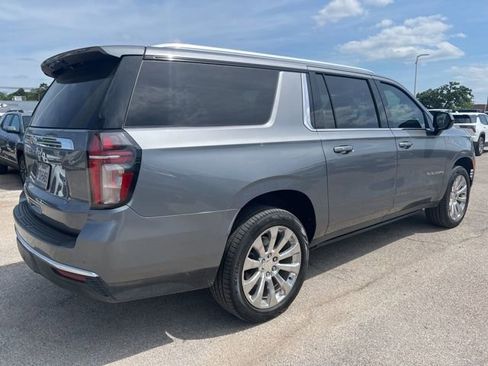 Used 2021 Chevrolet Suburban LT RWD image 3