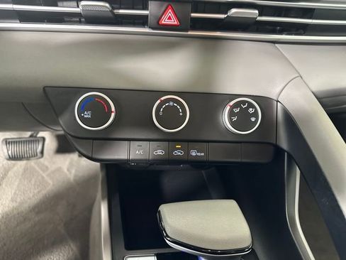 Certified 2024 Hyundai Elantra SE image 23