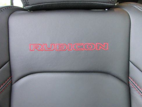 Used 2025 Jeep Wrangler Unlimited Rubicon w/ Convenience Group AWD/4WD image 25