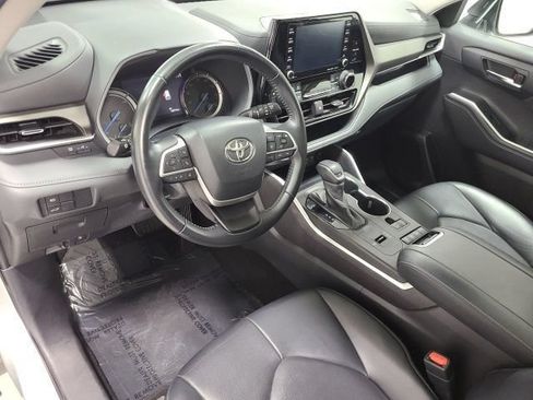 Used 2022 Toyota Highlander XLE AWD/4WD image 25