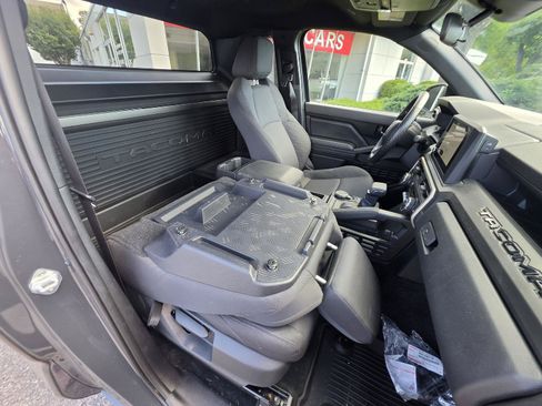 Used 2025 Toyota Tacoma SR AWD/4WD image 16