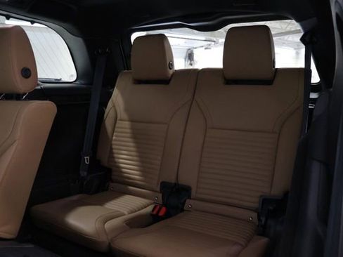 Used 2024 Land Rover Discovery Dynamic SE image 35