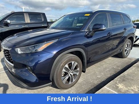 Used 2024 Toyota Highlander XLE FWD image 1