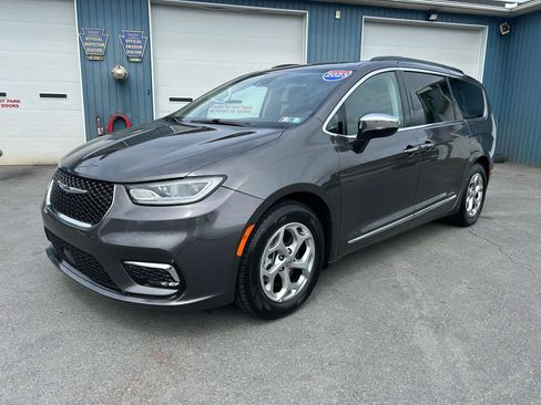 Used 2023 Chrysler Pacifica Limited FWD image 1
