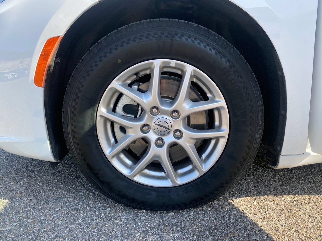 Used 2024 Chrysler Pacifica Touring-L FWD image 26
