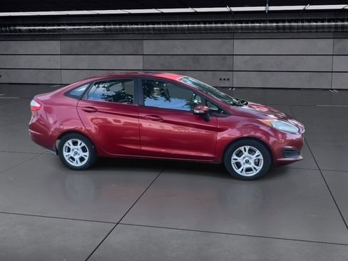 Used 2015 Ford Fiesta SE w/ Comfort Package image 2