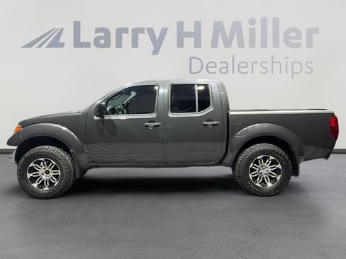 Used 2010 Nissan Frontier SE image 2