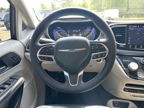 Used 2022 Chrysler Pacifica Touring-L w/ Uconnect Theater Family Group FWD image 23