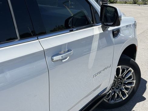 Used 2024 GMC Yukon XL Denali Ultimate image 10