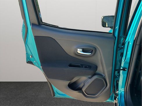 Used 2021 Jeep Renegade Latitude FWD image 36