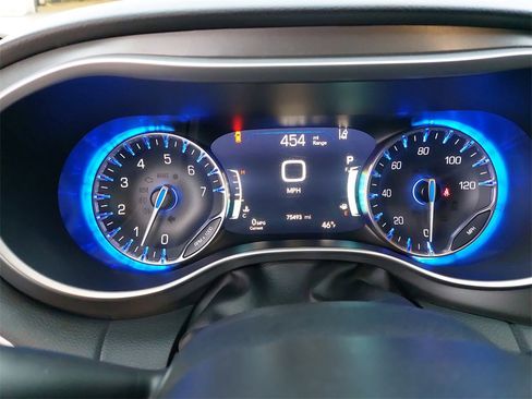 Used 2022 Chrysler Pacifica Touring-L image 34