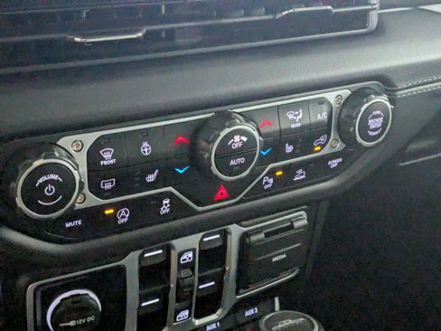 Used 2025 Jeep Gladiator Mojave AWD/4WD image 19
