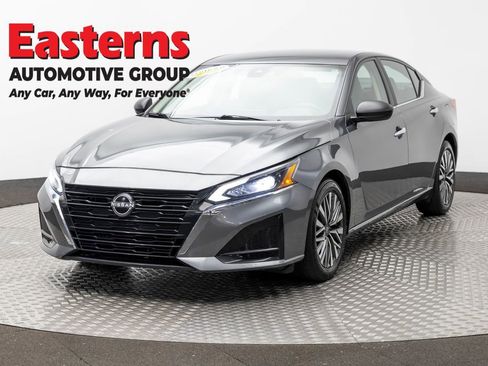 Used 2024 Nissan Altima 2.5 SV FWD image 1