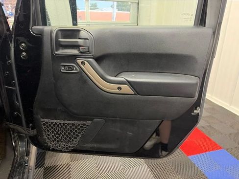 Used 2017 Jeep Wrangler Unlimited Sahara AWD/4WD image 18