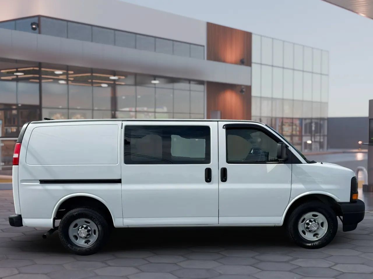 Used 2017 Chevrolet Express 2500 RWD image 3