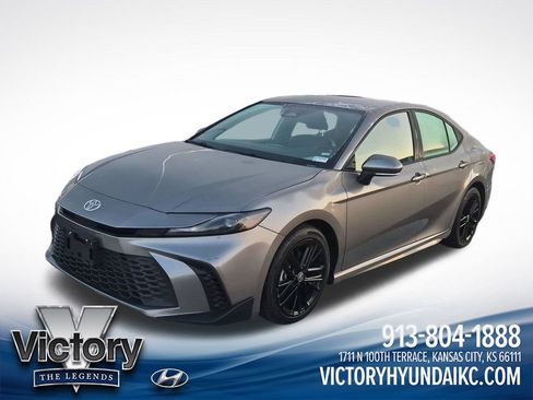 Used 2025 Toyota Camry SE FWD image 1