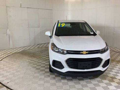 Used 2019 Chevrolet Trax LS FWD image 3