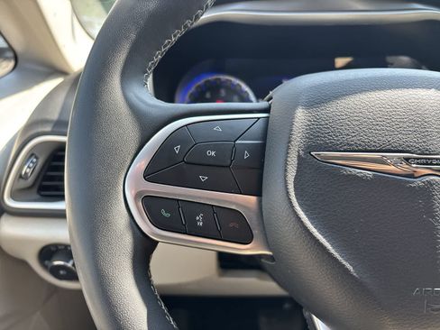 Used 2024 Chrysler Pacifica Touring-L FWD image 10