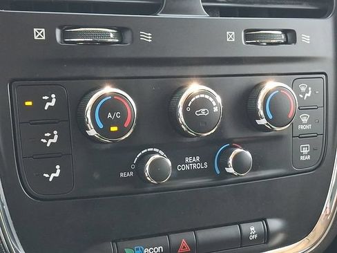 Used 2019 Dodge Grand Caravan SE FWD image 18