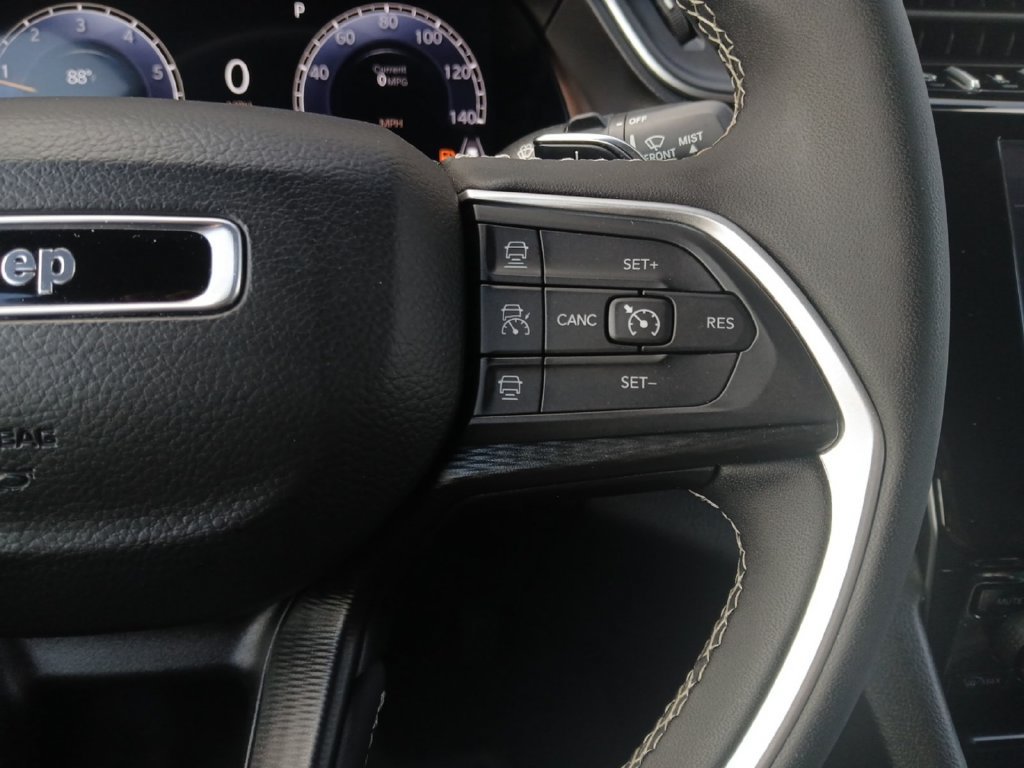 Used 2025 Jeep Grand Cherokee Laredo RWD image 23