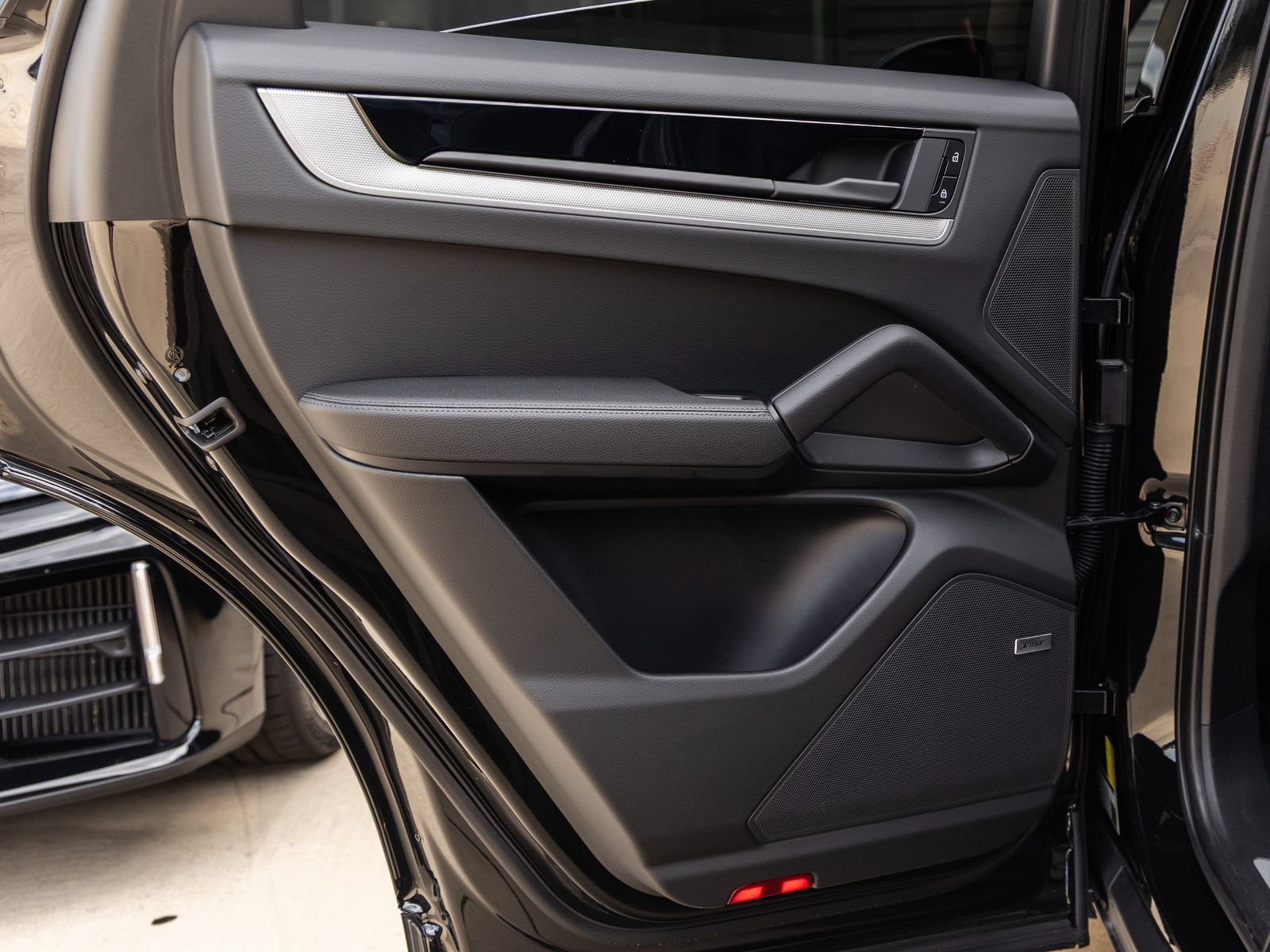 Certified 2025 Porsche Cayenne E-Hybrid Coupe AWD/4WD image 34