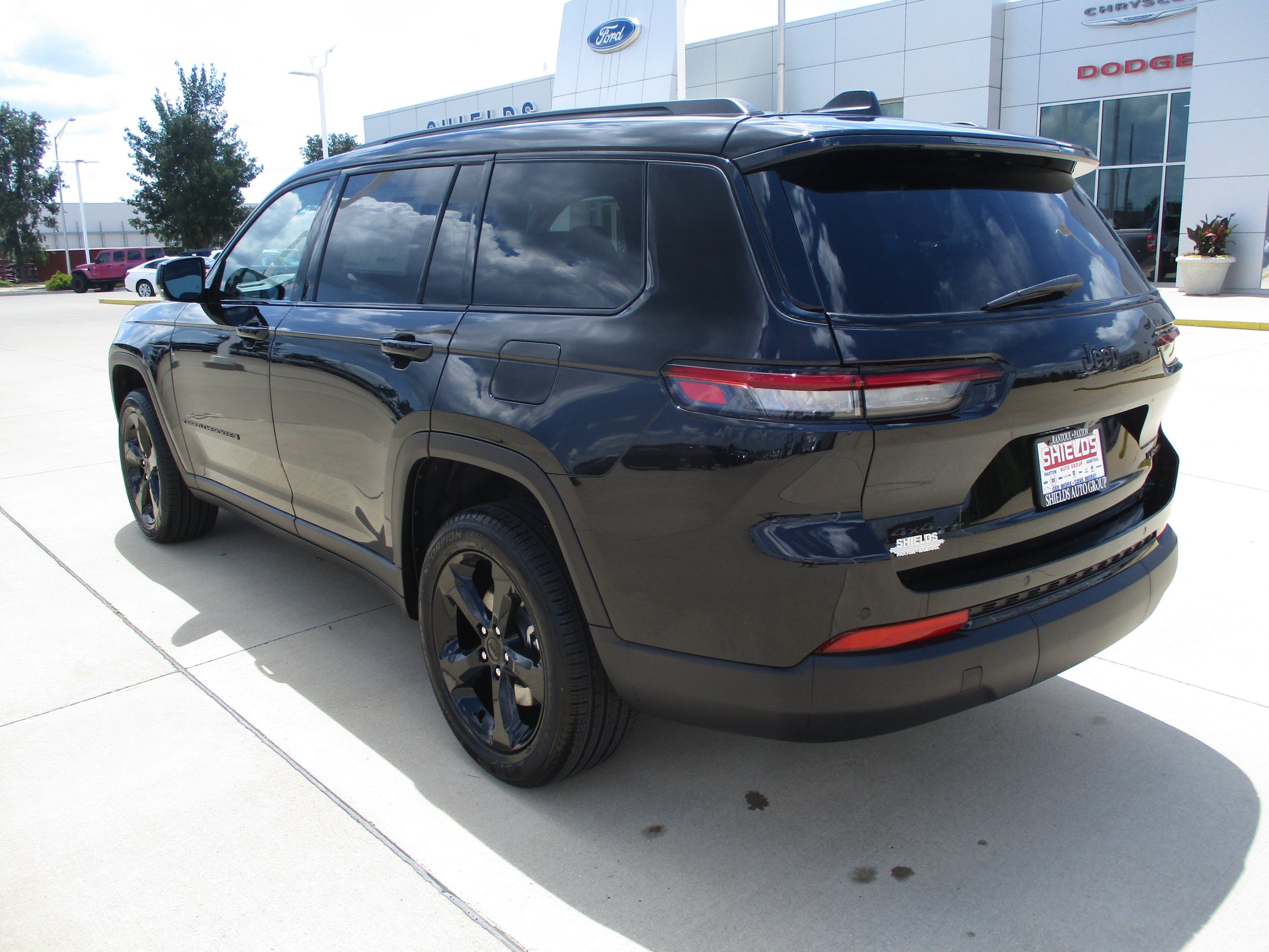 Used 2025 Jeep Grand Cherokee L Limited w/ Black Appearance Package AWD/4WD image 4