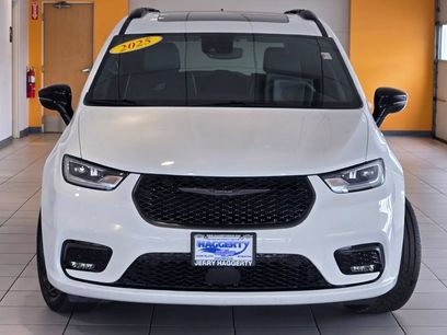Used 2025 Chrysler Pacifica Limited