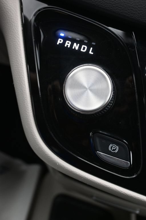 Used 2023 Chrysler Pacifica Touring-L FWD image 14