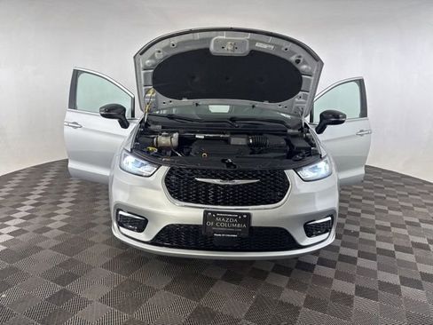 Used 2024 Chrysler Pacifica Touring-L image 11
