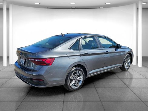 Used 2024 Volkswagen Jetta SE FWD image 6