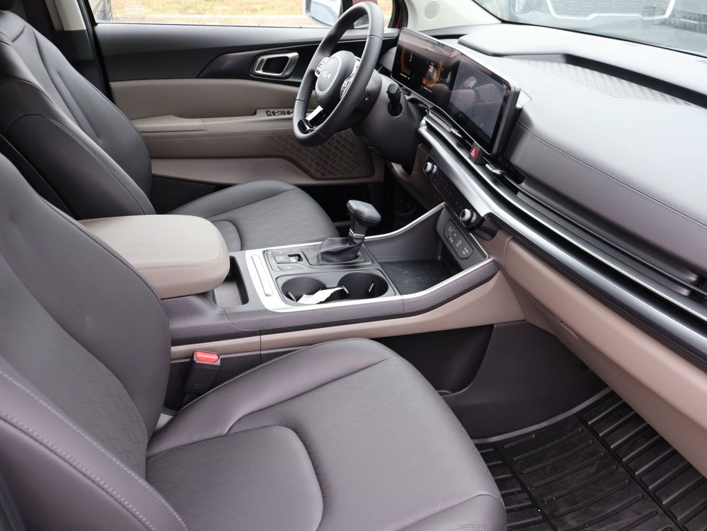 New 2025 Kia Carnival FWD image 11
